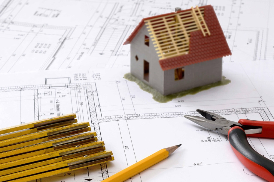reforma interior equipo profesional trabajando en vivienda real confianza